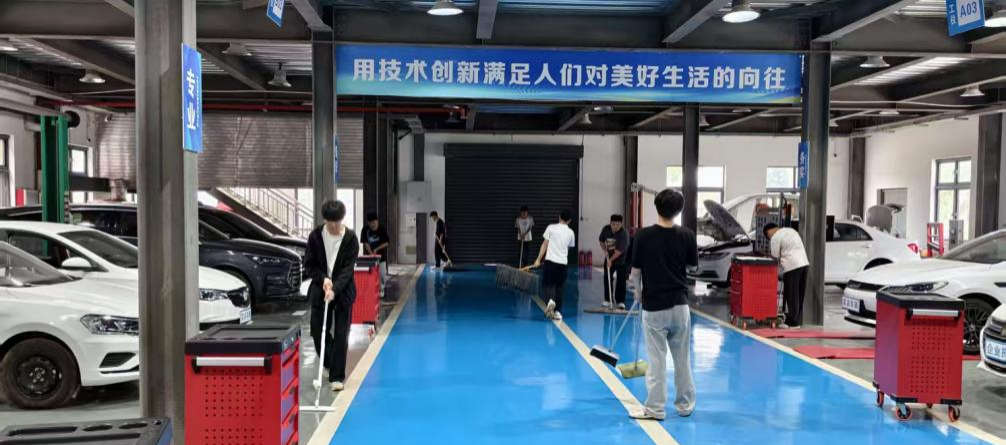 实训阵地“洁”出彩  职教新风育新人——世俱杯买球官网网站开展职教活动周实训室清扫专项活动